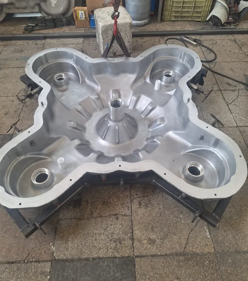 Multi-cavity aluminum mold — internal details
