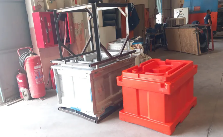 Mold and finished plastic product — workshop comparison