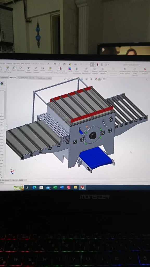 SolidWorks konveyörlü özel makine CAD modeli