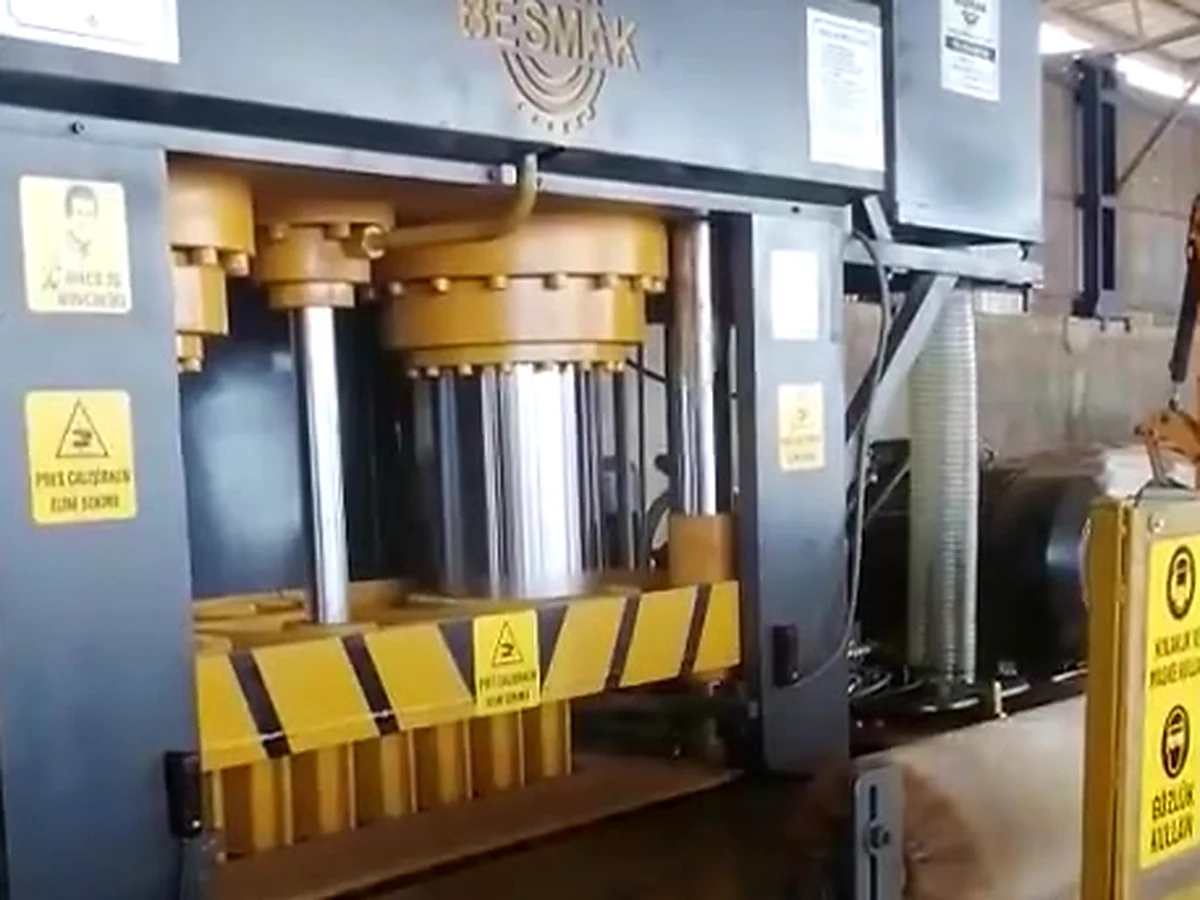 Atölyede gerçek tuğla presi makinesinin önden çalışma görüntüsü